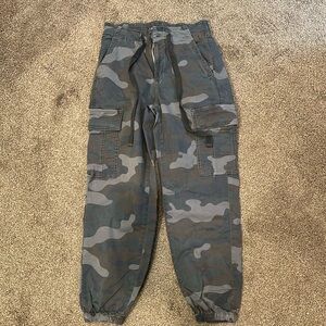 American Eagle cargo camouflage joggers - size 2 short